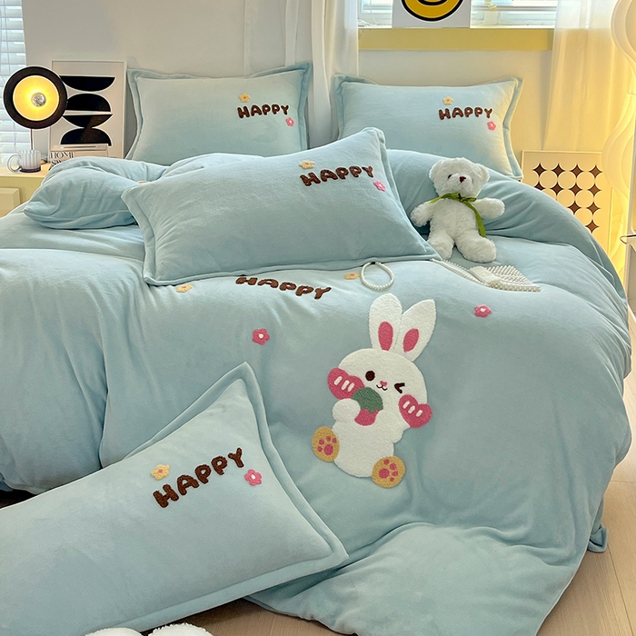 91家纺网 家纺一手货源 找家纺 凡客家居 2023新款毛巾绣牛奶绒四件套 快乐兔-水蓝