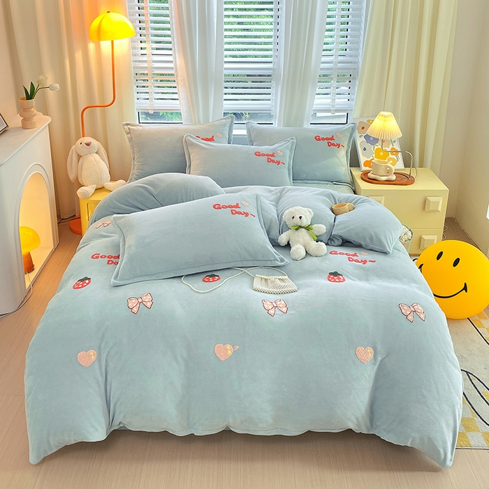 91家纺网 家纺一手货源 找家纺 凡客家居 2023新款毛巾绣牛奶绒四件套 初妍-水蓝