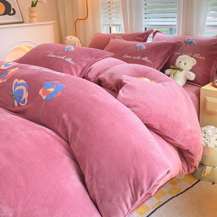 91家纺网 家纺一手货源 找家纺 凡客家居 2023新款毛巾绣牛奶绒四件套 爱丽丝-豆沙