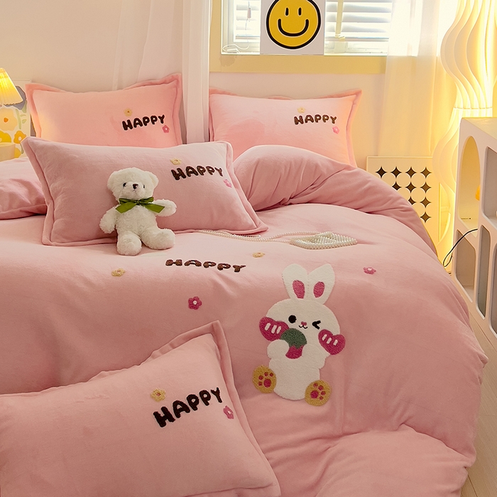 91家纺网 家纺一手货源 找家纺 凡客家居 2023新款毛巾绣牛奶绒四件套 快乐兔-粉