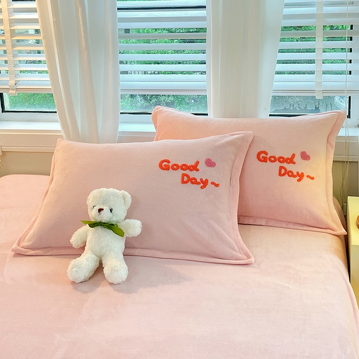 91家纺网 家纺一手货源 找家纺 凡客家居 2023新款毛巾绣牛奶绒四件套 初妍-粉