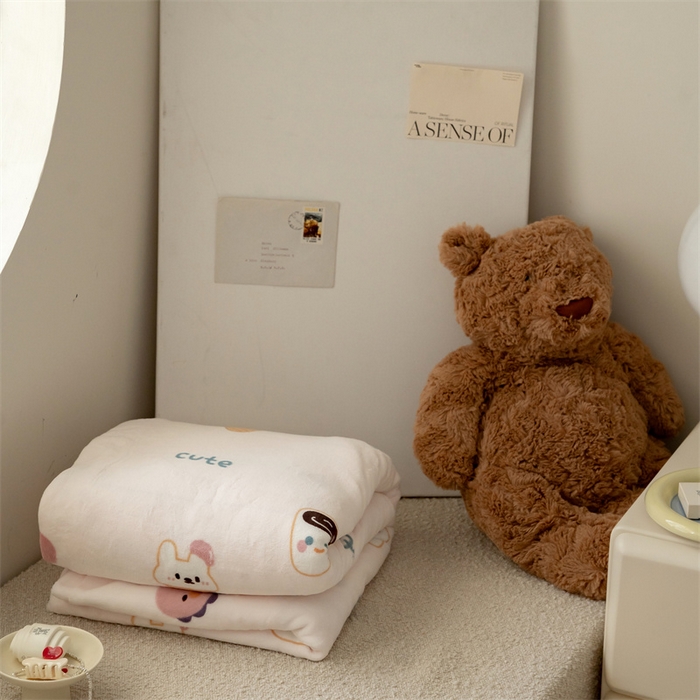 91家纺网 家纺一手货源 找家纺 时光里 2023新款全消光加厚牛奶绒印花单被套 恐龙宝宝-粉