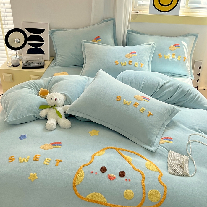 91家纺网 家纺一手货源 找家纺 凡客家居 2023新款毛巾绣牛奶绒四件套 优漫-水蓝