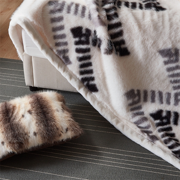 91家纺网 家纺一手货源 找家纺 凯轩毛毛毯毯子网销专供 23新款芭莎仿毛皮毛毯毯子 珍珠白