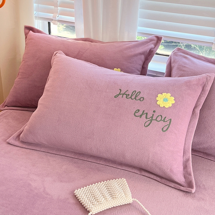 91家纺网 家纺一手货源 找家纺 凡客家居 2023新款毛巾绣牛奶绒四件套 伊莲娜-豆沙