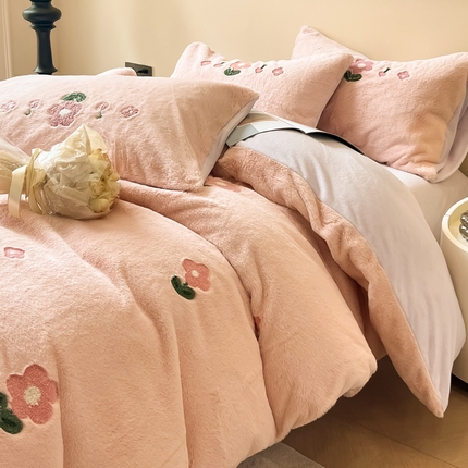 91家纺网 家纺一手货源 找家纺 懒猫家纺 2024新款兔毛绒毛巾绣四件套 五瓣花-甜粉玉
