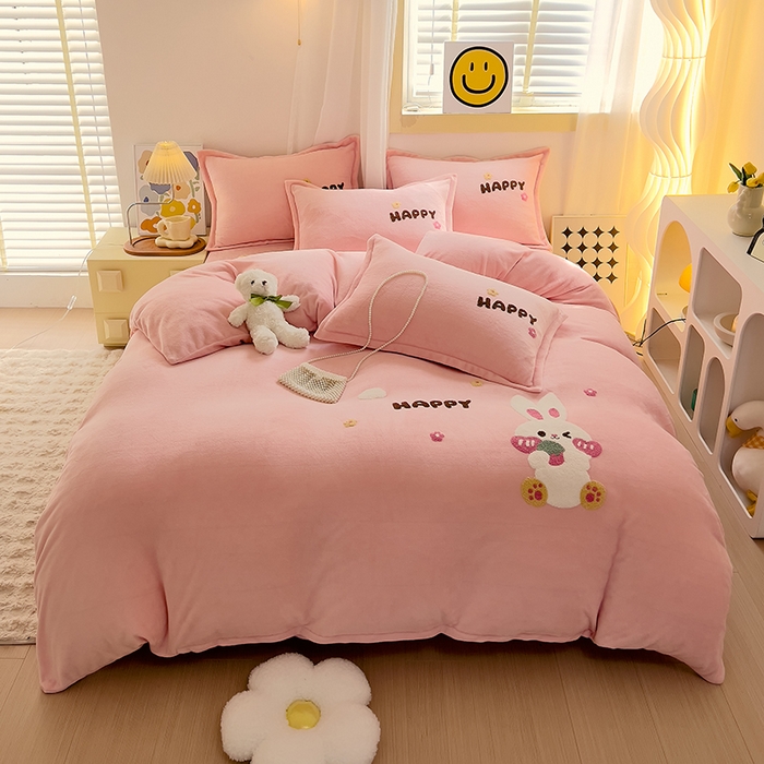 91家纺网 家纺一手货源 找家纺 凡客家居 2023新款毛巾绣牛奶绒四件套 快乐兔-粉