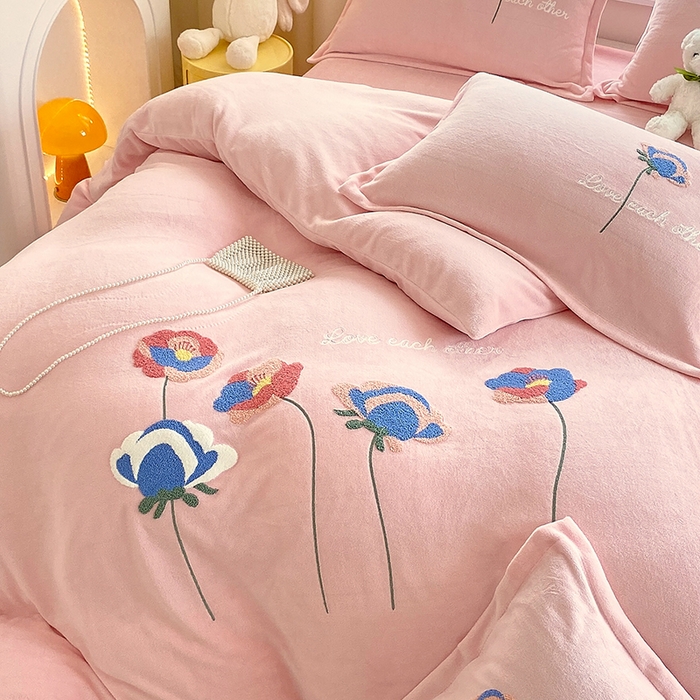 91家纺网 家纺一手货源 找家纺 凡客家居 2023新款毛巾绣牛奶绒四件套 爱丽丝-粉