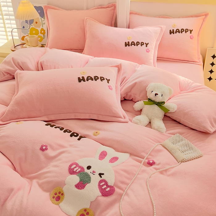 91家纺网 家纺一手货源 找家纺 凡客家居 2023新款毛巾绣牛奶绒四件套 快乐兔-粉