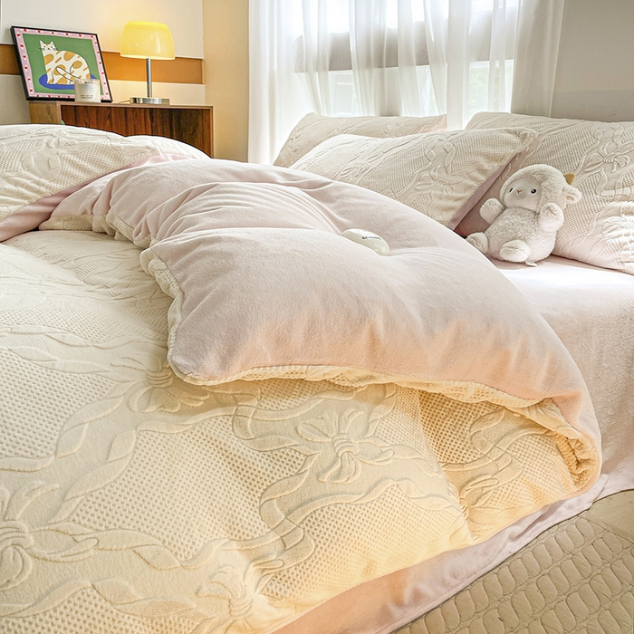 91家纺网 家纺一手货源 找家纺 蜜柚2024新款全消光200克牛奶绒温柔治愈系奶油风雕花烂花极简牛奶绒四件套 初见-粉白