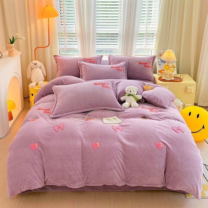 91家纺网 家纺一手货源 找家纺 凡客家居 2023新款毛巾绣牛奶绒四件套 初妍-紫