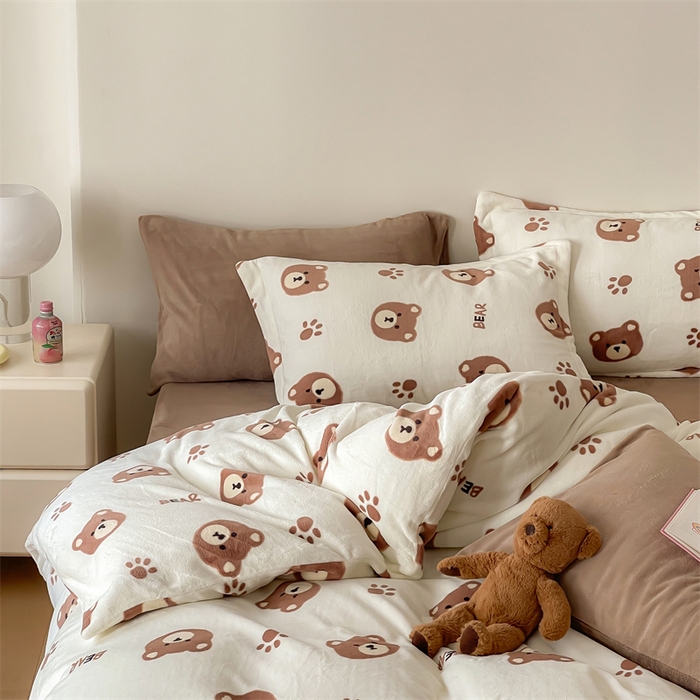 91家纺网 家纺一手货源 找家纺 时光里 2023新款全消光加厚牛奶绒印花单被套 可爱熊