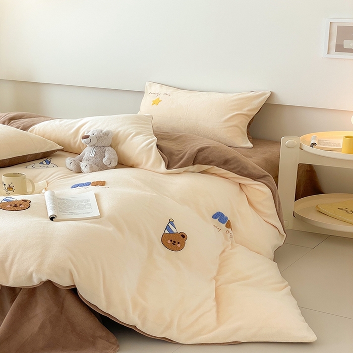 91家纺网 家纺一手货源 找家纺 沐棉 2023新款高克重牛奶绒毛巾绣四件套 开心派对-咖