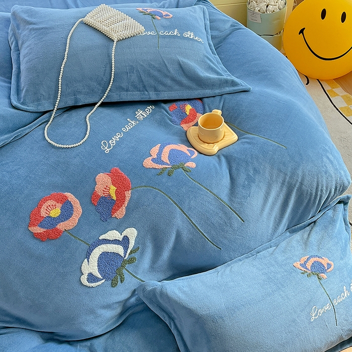 91家纺网 家纺一手货源 找家纺 凡客家居 2023新款毛巾绣牛奶绒四件套 爱丽丝-蓝