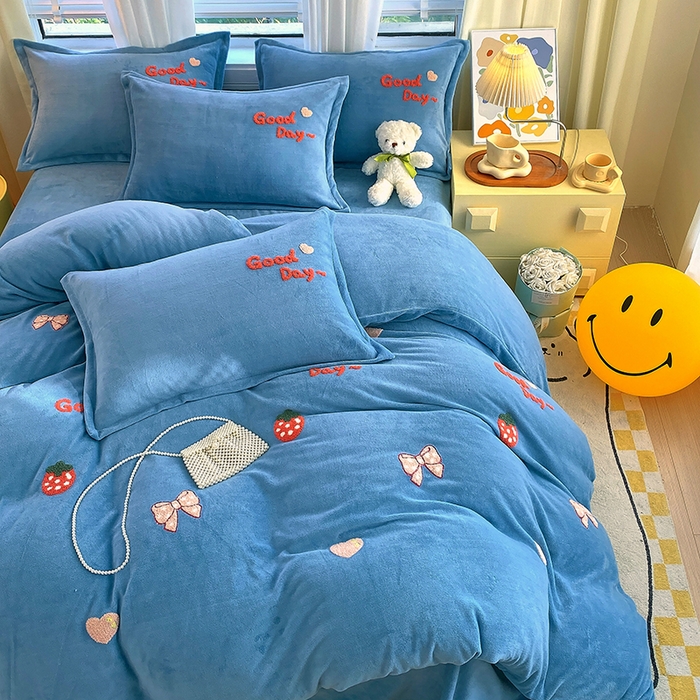 91家纺网 家纺一手货源 找家纺 凡客家居 2023新款毛巾绣牛奶绒四件套 初妍-蓝