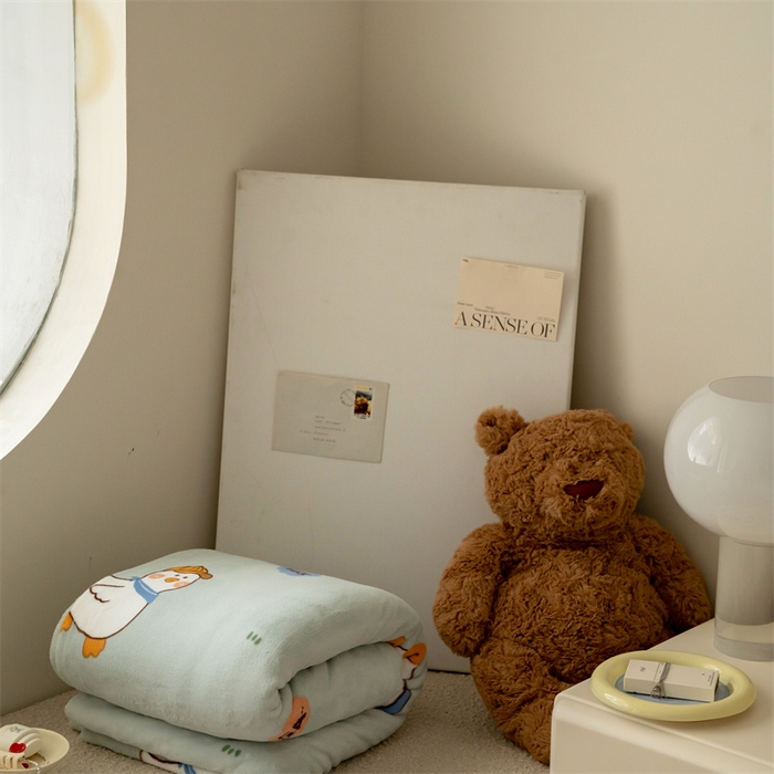 91家纺网 家纺一手货源 找家纺 时光里 2023新款全消光加厚牛奶绒印花单被套 顽皮鸭-蓝