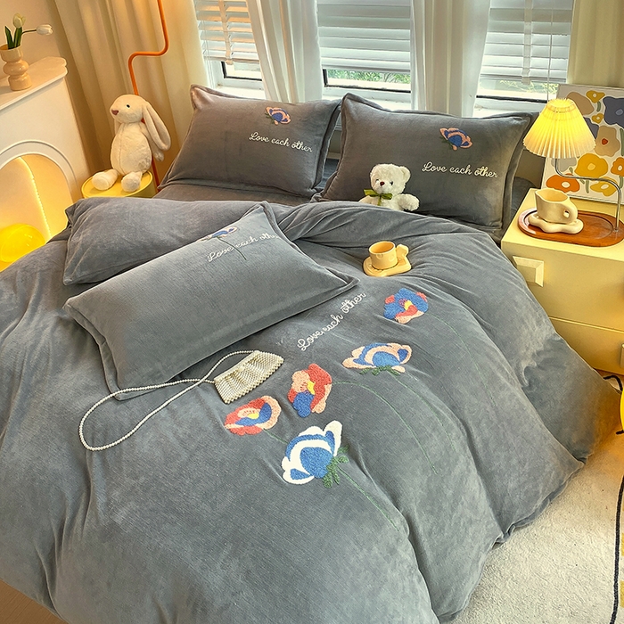 91家纺网 家纺一手货源 找家纺 凡客家居 2023新款毛巾绣牛奶绒四件套 爱丽丝-灰