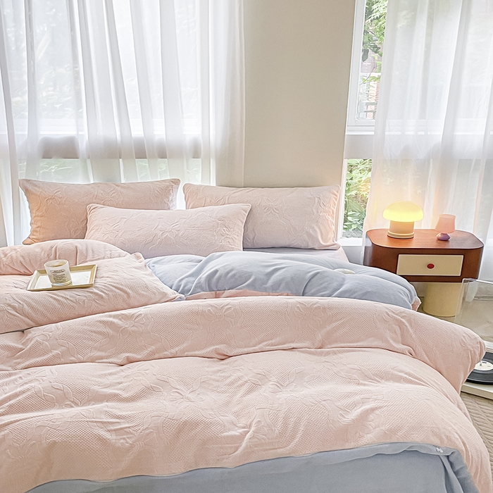 91家纺网 家纺一手货源 找家纺 蜜柚 2024新款全消光200克牛奶绒温柔治愈系奶油风雕花烂花极简牛奶绒四件套 初见-粉蓝