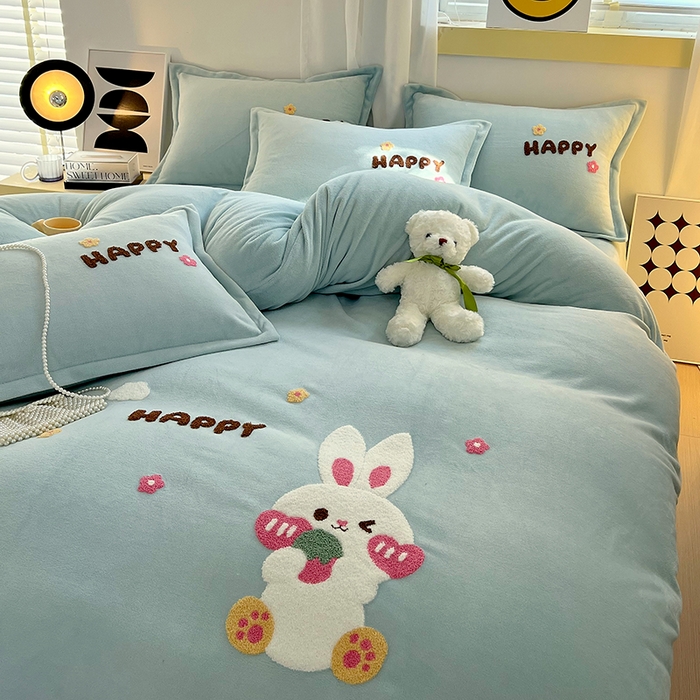 91家纺网 家纺一手货源 找家纺 凡客家居 2023新款毛巾绣牛奶绒四件套 快乐兔-水蓝