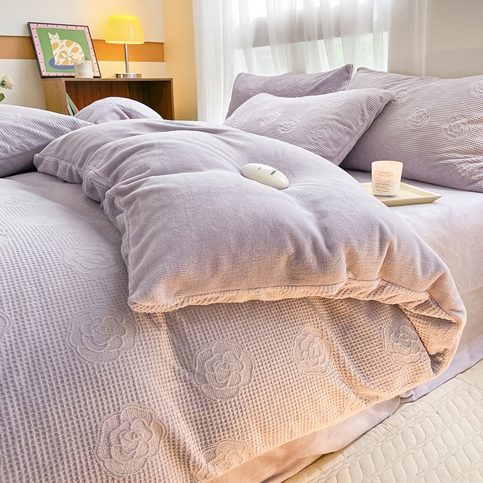 91家纺网 家纺一手货源 找家纺 蜜柚 2024新款全消光200克牛奶绒温柔治愈系奶油风雕花烂花极简牛奶绒四件套繁花-香芋紫