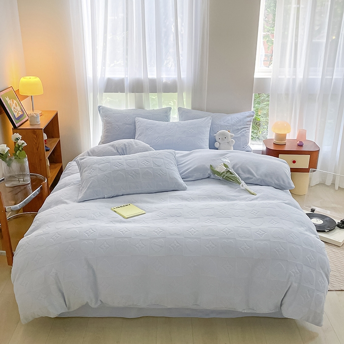 91家纺网 家纺一手货源 找家纺 蜜柚2024新款全消光200克牛奶绒温柔治愈系奶油风雕花烂花极简牛奶绒四件套 依恋-繁星兰