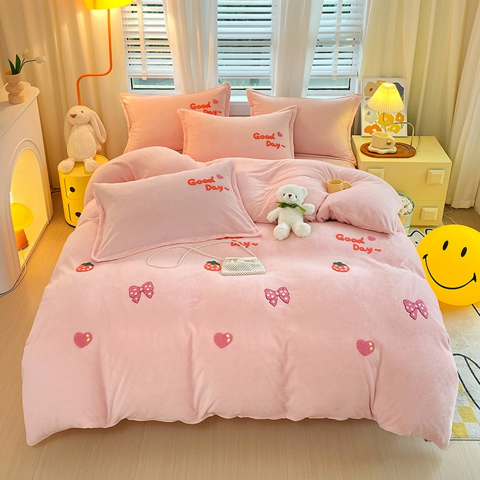 91家纺网 家纺一手货源 找家纺 凡客家居 2023新款毛巾绣牛奶绒四件套 初妍-粉