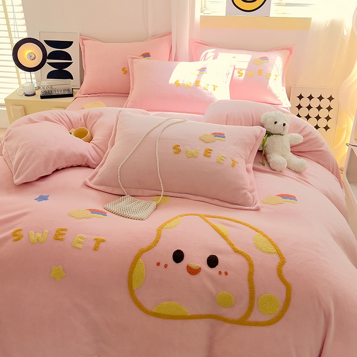 91家纺网 家纺一手货源 找家纺 凡客家居 2023新款毛巾绣牛奶绒四件套 优漫-粉