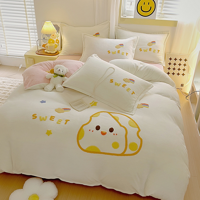 91家纺网 家纺一手货源 找家纺 凡客家居 2023新款毛巾绣牛奶绒四件套 优漫-米白