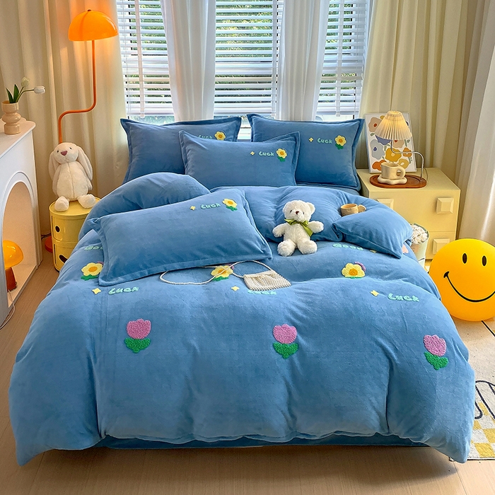 91家纺网 家纺一手货源 找家纺 凡客家居 2023新款毛巾绣牛奶绒四件套 郁金香-蓝