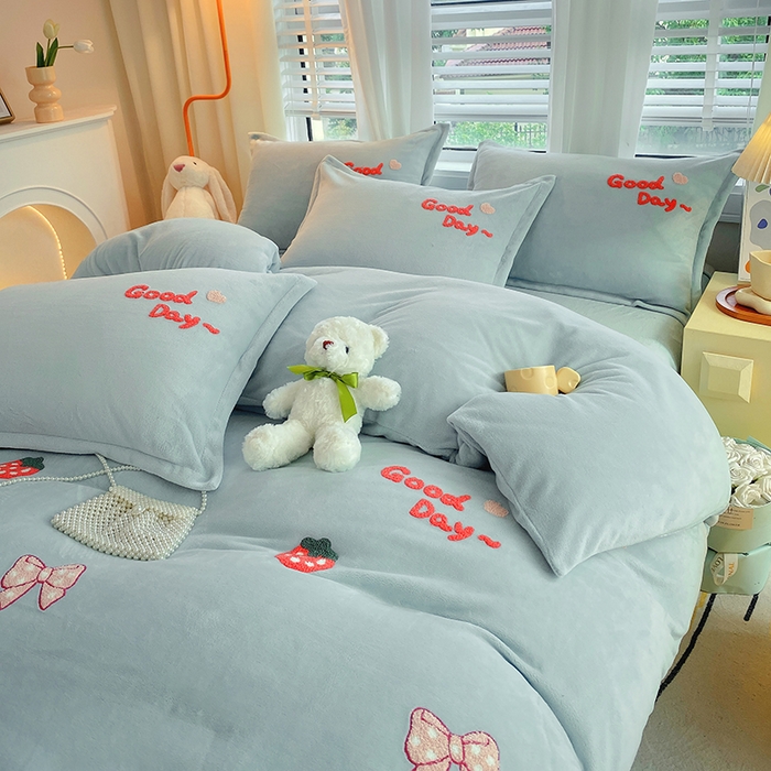 91家纺网 家纺一手货源 找家纺 凡客家居 2023新款毛巾绣牛奶绒四件套 初妍-水蓝