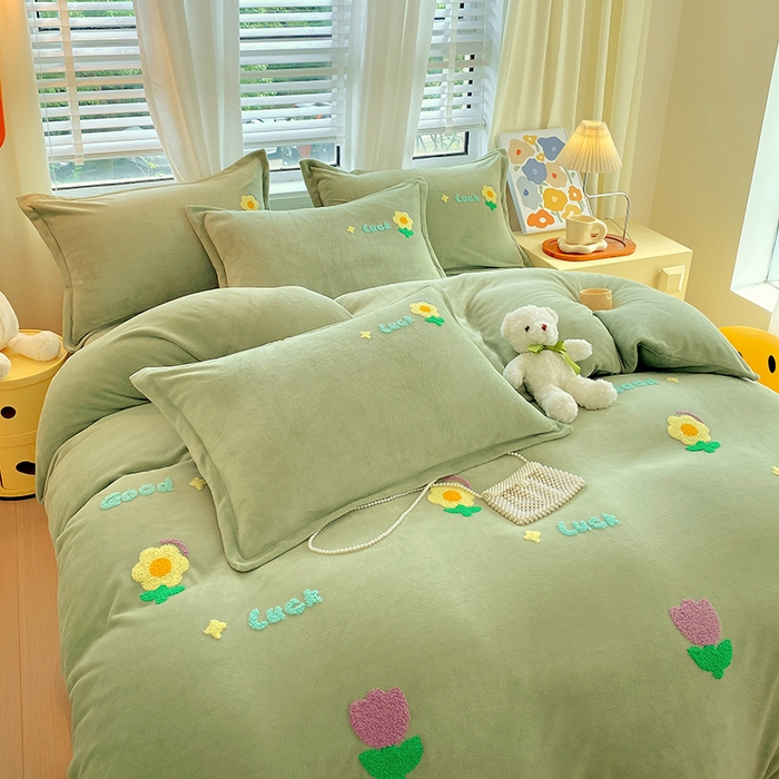 91家纺网 家纺一手货源 找家纺 凡客家居 2023新款毛巾绣牛奶绒四件套 郁金香-绿