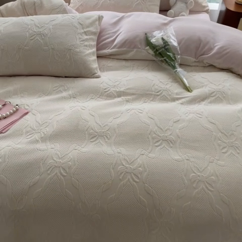 91家纺网 家纺一手货源 找家纺 蜜柚2024新款全消光200克牛奶绒温柔治愈系奶油风雕花烂花极简牛奶绒四件套 初见-粉白