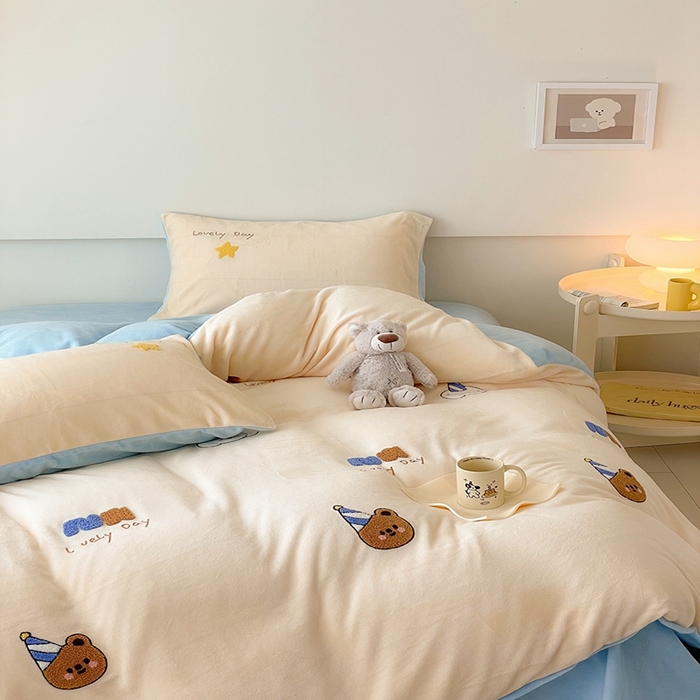 91家纺网 家纺一手货源 找家纺 沐棉 2023新款高克重牛奶绒毛巾绣四件套 开心派对-兰