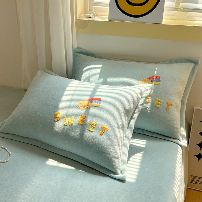 91家纺网 家纺一手货源 找家纺 凡客家居 2023新款毛巾绣牛奶绒四件套 优漫-水蓝