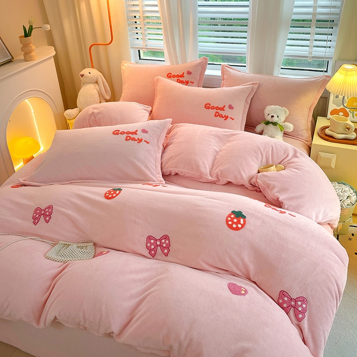 91家纺网 家纺一手货源 找家纺 凡客家居 2023新款毛巾绣牛奶绒四件套 初妍-粉