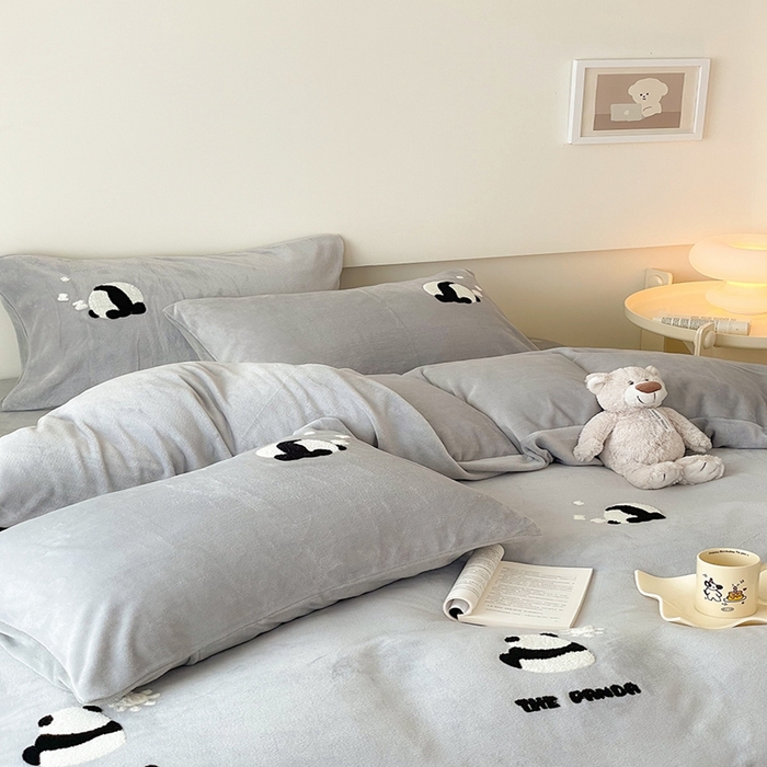 91家纺网 家纺一手货源 找家纺 沐棉 2023新款高克重牛奶绒毛巾绣四件套 熊猫-灰