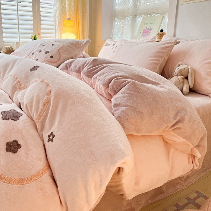 91家纺网 家纺一手货源 找家纺 川悦生活 2023新款牛奶绒毛巾绣绣花四件套 粉色星空