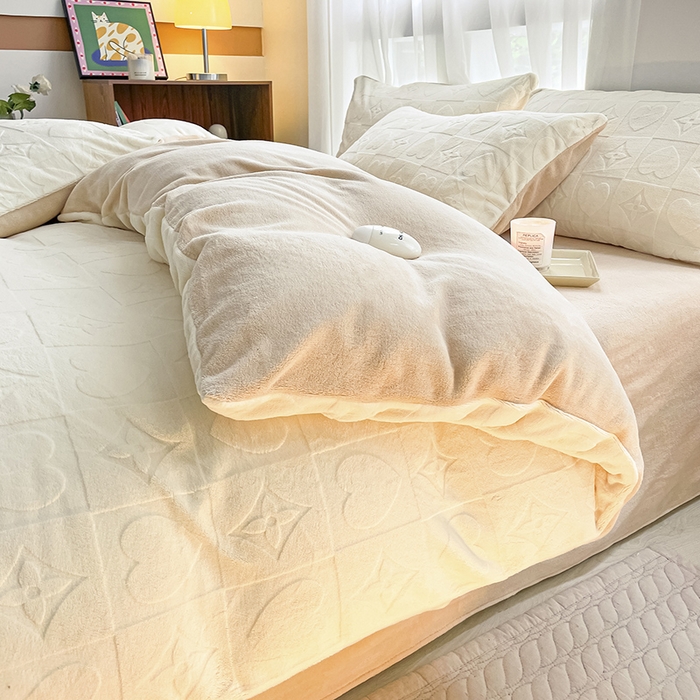 91家纺网 家纺一手货源 找家纺 蜜柚 2024新款全消光200克牛奶绒温柔治愈系奶油风雕花烂花极简牛奶绒四件套 依恋-奶驼