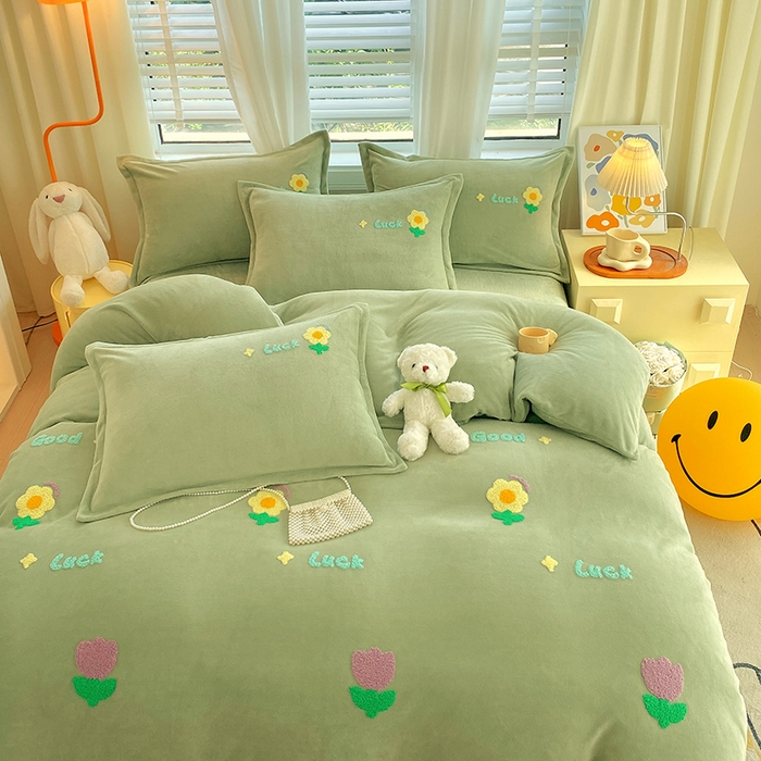 91家纺网 家纺一手货源 找家纺 凡客家居 2023新款毛巾绣牛奶绒四件套 郁金香-绿