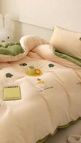 91家纺网 家纺一手货源 找家纺 沐棉 2023新款高克重牛奶绒毛巾绣四件套 快乐圣诞-米