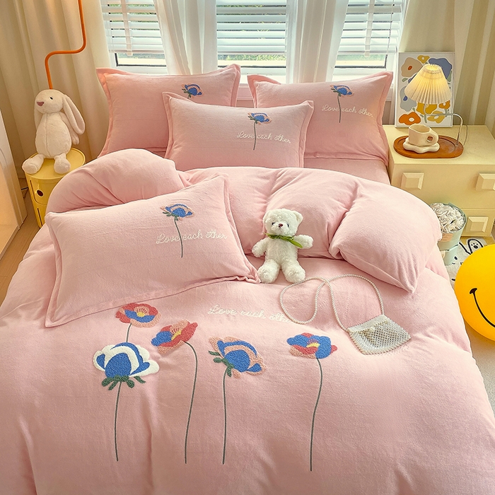 91家纺网 家纺一手货源 找家纺 凡客家居 2023新款毛巾绣牛奶绒四件套 爱丽丝-粉