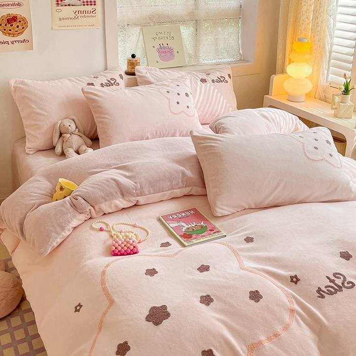 91家纺网 家纺一手货源 找家纺 川悦生活 2023新款牛奶绒毛巾绣绣花四件套 粉色星空