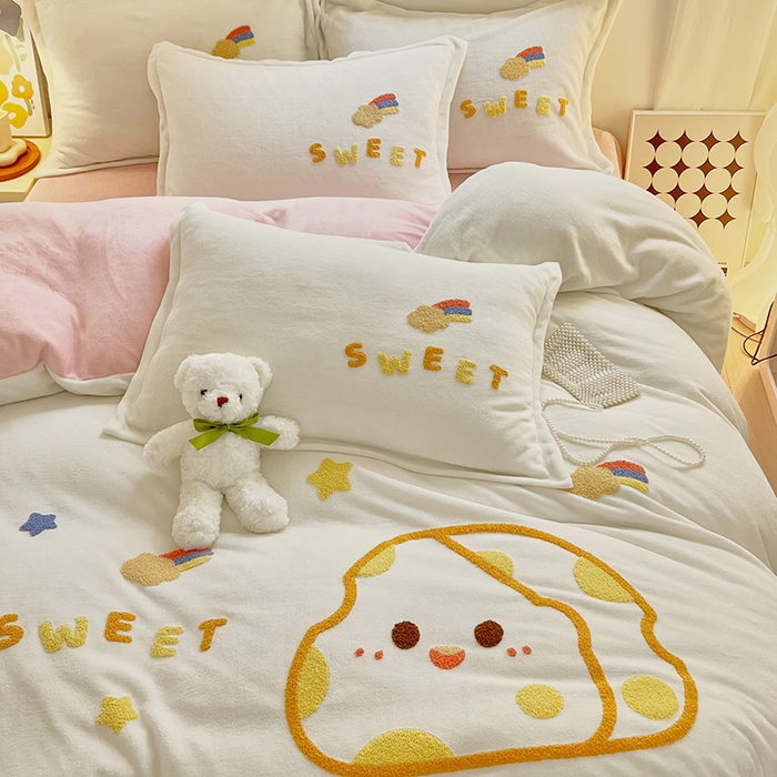 91家纺网 家纺一手货源 找家纺 凡客家居 2023新款毛巾绣牛奶绒四件套 优漫-米白