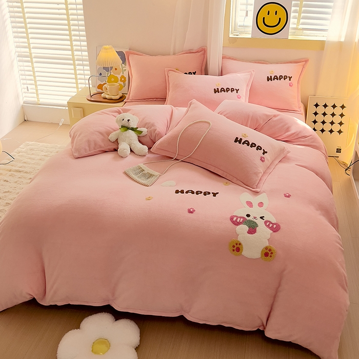 91家纺网 家纺一手货源 找家纺 凡客家居 2023新款毛巾绣牛奶绒四件套 快乐兔-粉