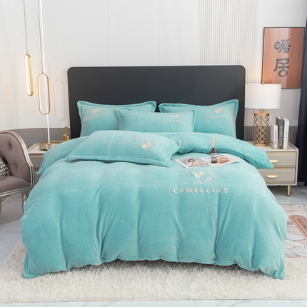 91家纺网 家纺一手货源 找家纺 昊翔2024新款高克重纯色牛奶绒绣花加厚保暖刺绣四件套 简爱-浅蓝