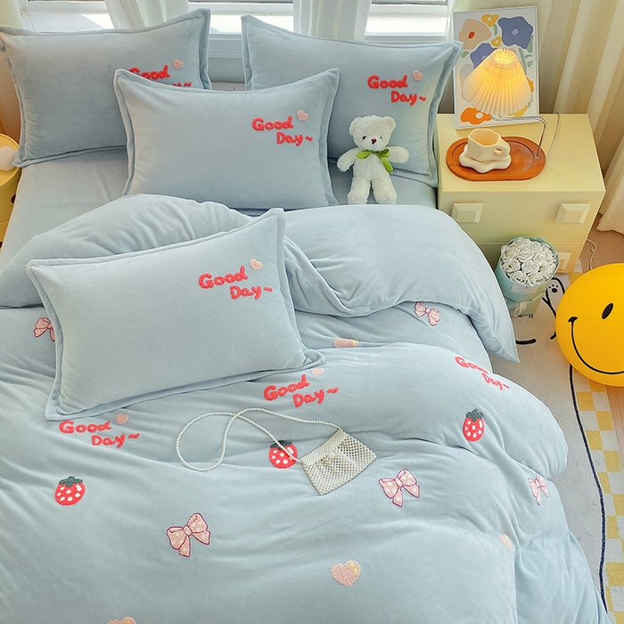 91家纺网 家纺一手货源 找家纺 凡客家居 2023新款毛巾绣牛奶绒四件套 初妍-水蓝