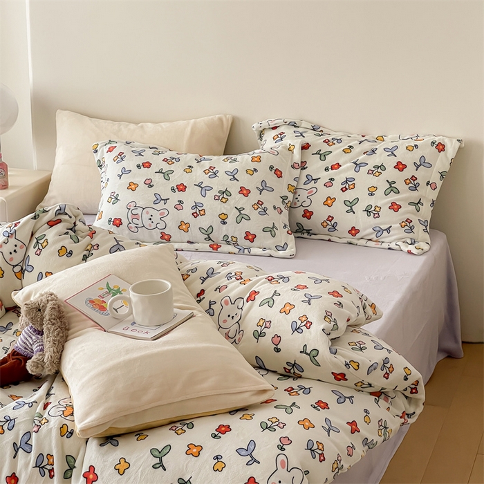 91家纺网 家纺一手货源 找家纺 时光里 2023新款全消光加厚牛奶绒印花单品单枕套 花间萌兔