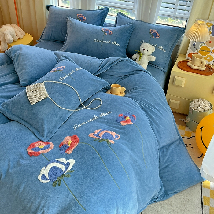 91家纺网 家纺一手货源 找家纺 凡客家居 2023新款毛巾绣牛奶绒四件套 爱丽丝-蓝