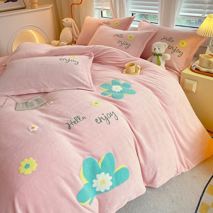 91家纺网 家纺一手货源 找家纺 凡客家居 2023新款毛巾绣牛奶绒四件套 伊莲娜-粉