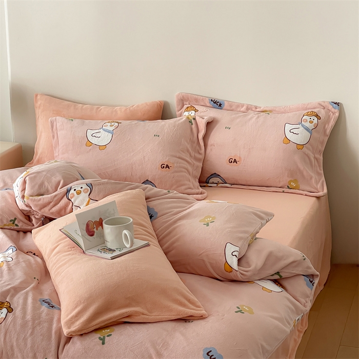 91家纺网 家纺一手货源 找家纺 时光里 2023新款全消光加厚牛奶绒印花单被套 顽皮鸭-粉